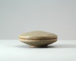 Greenware cosmetic box and lid with floral decoration (LI1301.387)