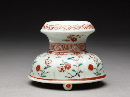 Salt stand with floral decorationside