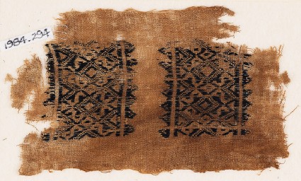 Textile fragment with diamond-shapes and S-shapesfront