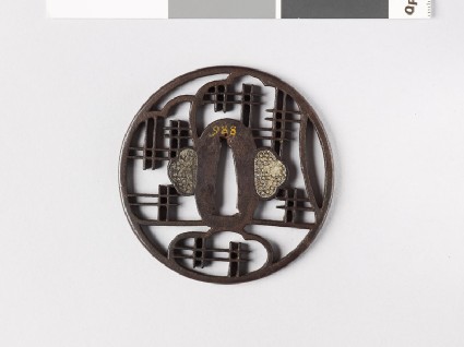 Round tsuba with lattice workfront