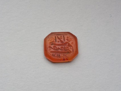 Octagonal bezel seal with nasta‘liq inscription and floral decorationfront