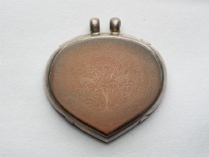 Heart-shaped bezel amulet from a pendant, inscribed with the Throne versefront